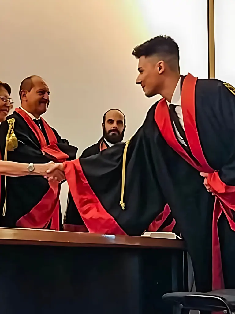 Il giorno della laurea: Angelo stringe la mano alla commissione